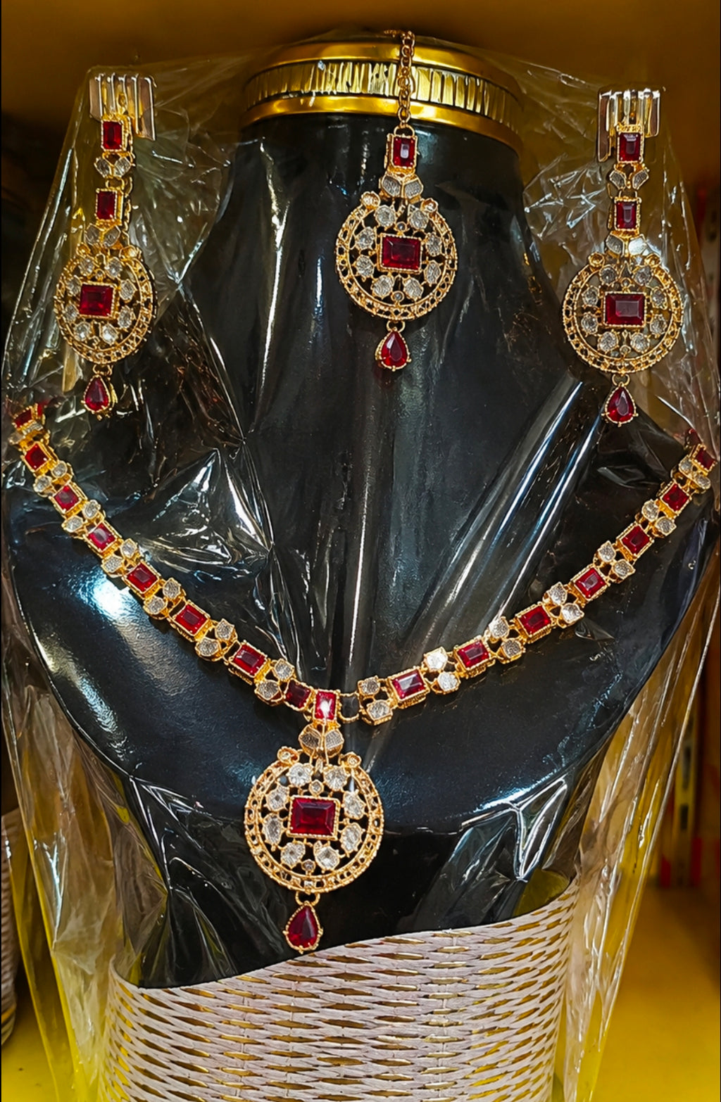 Elegant Crystal Artificial Jewellery Set – Necklace, Earrings & Tikka